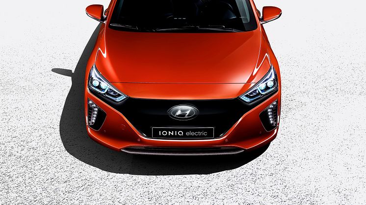 Årets bil, Hyundai IONIQ electric får ny dekor i sort og innvendige oppgraderinger. Bilen blir også tilbudt i fargen Fiery Red som på bildet.