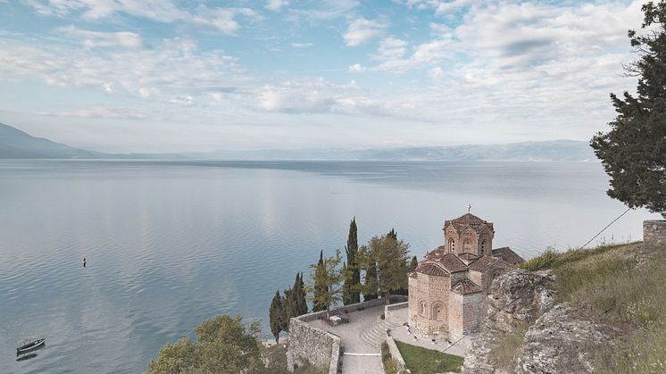 Sankt Johannes kyrka i Kaneo, beläget direkt intill Ohridsjön. Foto: Shutterstock.