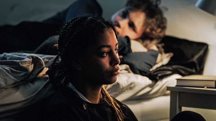 Dör för dig, en dramaserie om våld i ungas nära parrelationer med skådespelarna Adja Krook och Anton Forsdik. Foto: UR/Art&Bob.