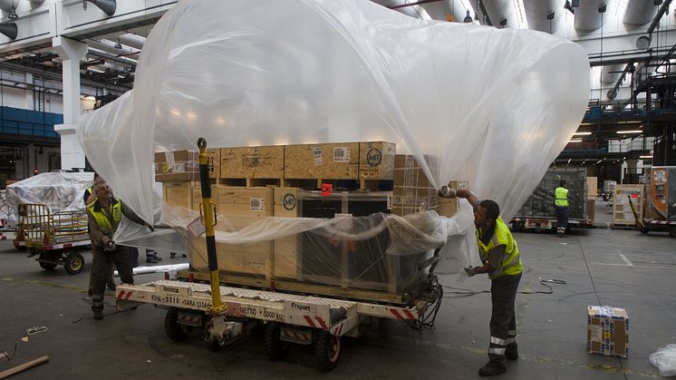Lufthansa Cargo is the world's first cargo airline to use more environmentally friendly plastic film for transportation