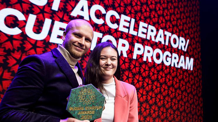 Cecilia Bisgaard och Gustav Dalén tar emot Stings pris för "Världens bästa accelerator/inkubator" vid Global Startup Awards