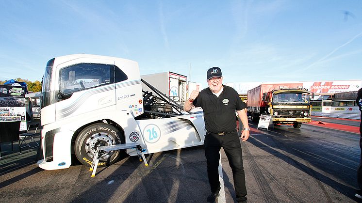 Boije Ovebrink är på plats och visar upp sig med sin kraftfulla Volvo ”The Iron Knight”.  Foto Tomas Ek.