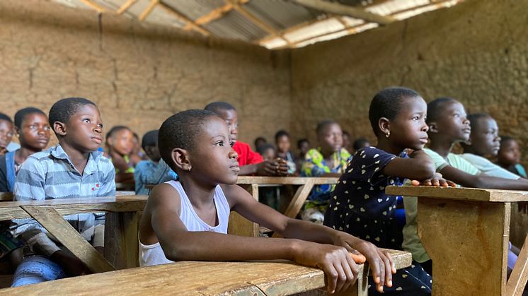 Barn i Togo behöver inte längre jobba i stenbrott. De får nu gå i skolan istället för att arbeta. Foto: Johanna Litsgård Lebourne