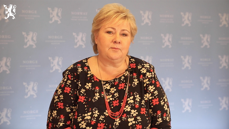 Statsminister Erna Solberg tok utfordringen fra barn, og torsdag morgen kom svaret på video der hun oppfordrer til at levereglene fra barn til voksne spres i hele landet. Foto: Skjermbilde fra video