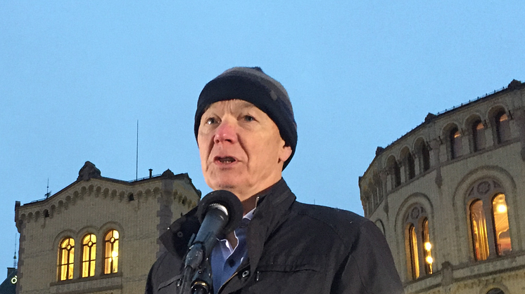 Per Olaf Lundteigen taler ved demonstrasjonen for bevaring av mvafritaket for alternativ behandling 9. desember 2020