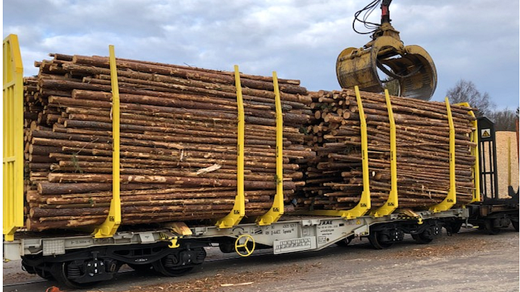 The wagon, “Golden Bullet 2.0,” is the result of a joint development with ExTe in Ljusdal. Holmen Skog will be the first customer to use the wagon for roundwood transportation in Sweden.