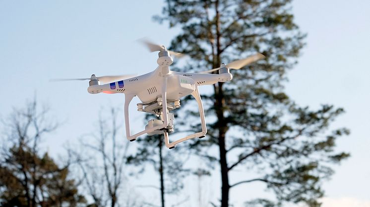 This type of simple drone is becoming common in Swedish forests – like binoculars that can see around corners.