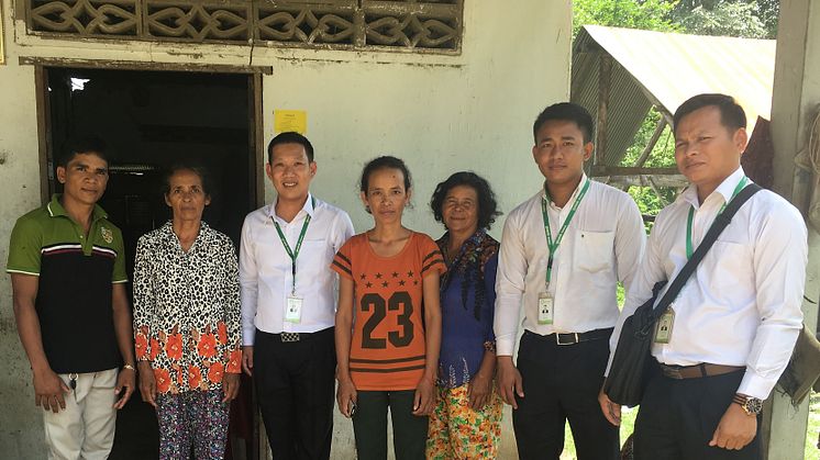 Prasacs personal besöker låntagare utanför Phnom Penh