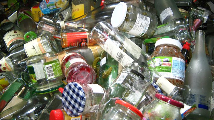 Glasförpackningar på väg till återvinning. Från 2027 ska kommuninvånare kunna källsortera sina pappers-, plast-, glas och metallförpackningar hemma.