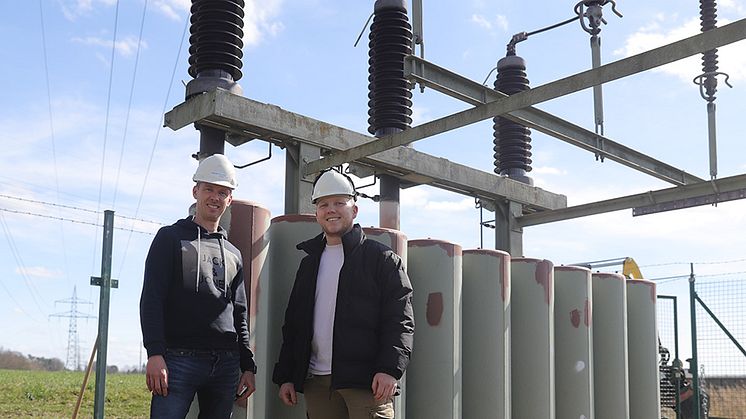 Bauleiter Bernd Igelbüscher (links) und Auszubildender Oliver Wiehr begleiten die Arbeiten an der Kabelübergangsanlage in Erlangen. Rund 350.000 Euro kostet die Instandhaltung des Hochspannungsnetzes neben der Autobahn.