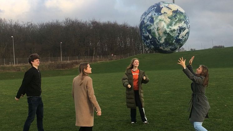 Verden er Vores - efterskoleelever der holder "jorden" i bevægelse