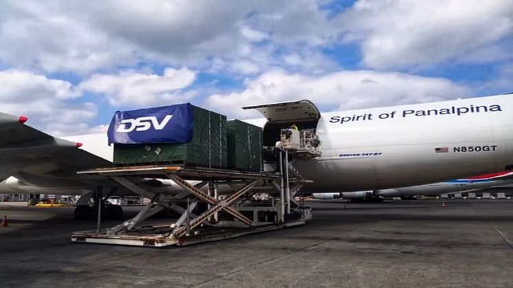 ​Luxembourg Findel Airport: aircraft engine parts are unloaded from the Boeing 747-8F. (Photo: DSV Panalpina)