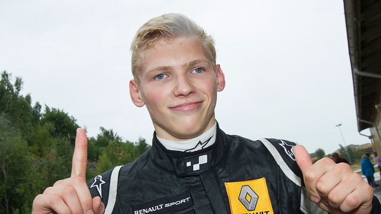 Martin Rump ryckte i toppen på Formel Renault 1,6