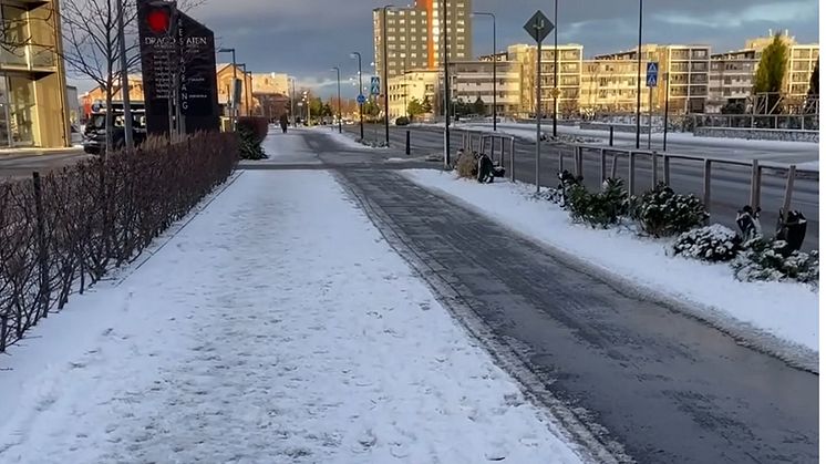 Snöröjning och halkbekämpning på Övägen i Limhamn. Cykelbanan är iordningsställd men inte gångbanan. Foto: SD Malmö