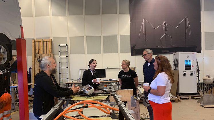 <span>Klimat- och miljöminister Romina Pourmokhtari samtalar med Elonroads grundare Dan Zethraeus och medarbetare i fabriken i Lund.</span>