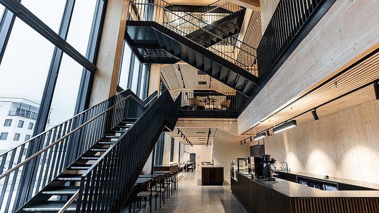 SporX i Drammen er et 40 meter høyt kontorbygg som er bygget av rent tre. Foto: NYG