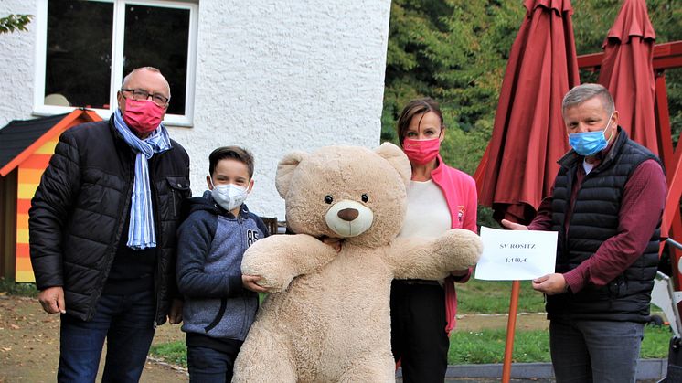 Benno Moller mit seinem Enkel Konstantin, Mona Meister und Jörg Meuschke präsentieren stolz den Spendenscheck