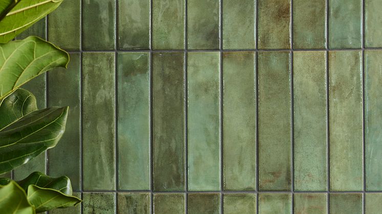 Kakel i stående sättning med en färgstark, skön och grön yta som man gärna vill känna på - så sammanfattas årets badrumstrender! Här Memory Moos Green från Konradssons Kakel. 