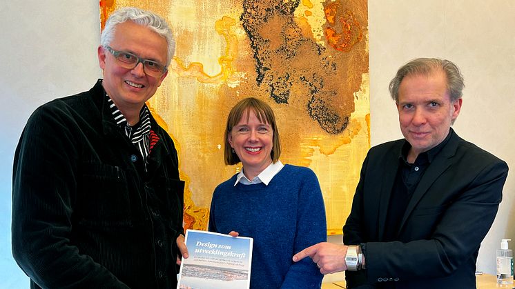 Mats Widbom, vd Svensk Form, och Jonas Olsson, vd SVID, lämnar över rapporten till Sophia Laurin, departementsråd och enhetschef för enheten för kulturarv och livsmiljö, Kulturdepartementet.