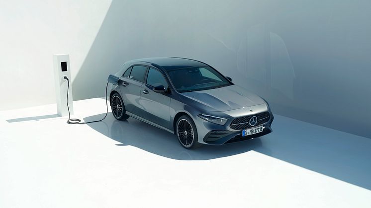 Nu har nya Mercedes-Benz A- och B-Klass som laddhybrider fått svensk säljstart. De kompakta modellerna har en total effekt på hela 218 hästkrafter och en räckvidd på ren el på ca 8 mil. 