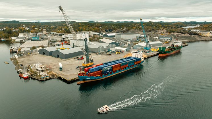 Containerskipet «Thea II» ankom Arendal i går 23. oktober. 