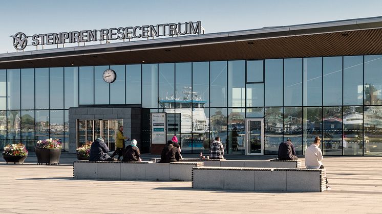 Resenärer håller avstånd på Stenpirens hållplats, Göteborg.