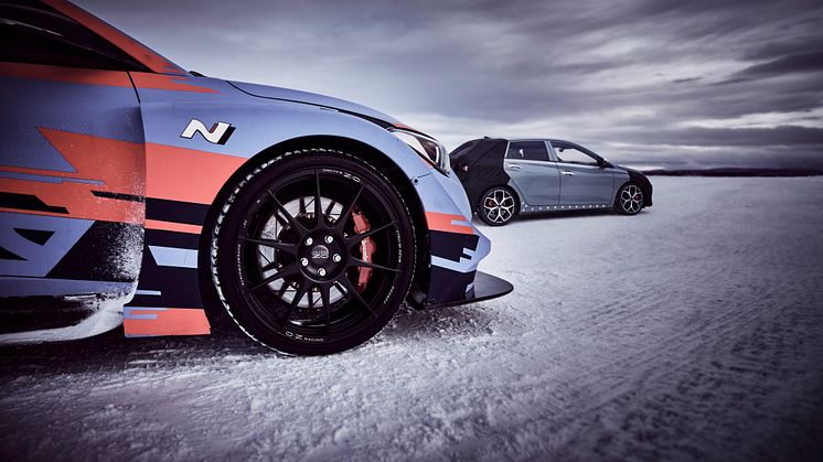 Hyundais konceptbil RM19 och kamouflerade nya i20 N på vintertest i Arjeplog.