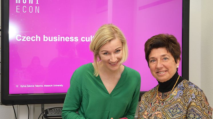 Frau Professor Sylva Záková Talpová von der Masaryk University in Brünn (links) mit Frau Prof. Sanchez-Bengoa von der HdWM (rechts) nach der Vorlesung zum Thema Business Culture.