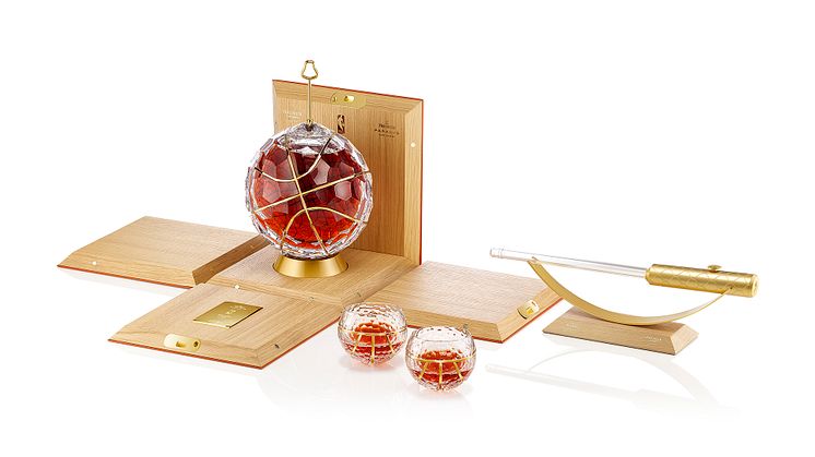 The basketball-shaped carafe is shaped in hand-faceted Baccarat crystal, while gold adorns the leather, weaving itself around the box