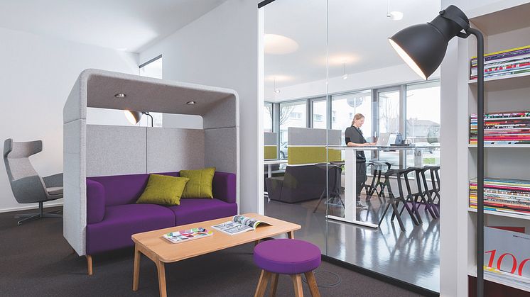 Mit Sitzecken und flexiblen Sitzelementen können Orte für den kreativen Austausch im Büro geschaffen werden. Bild: WINI