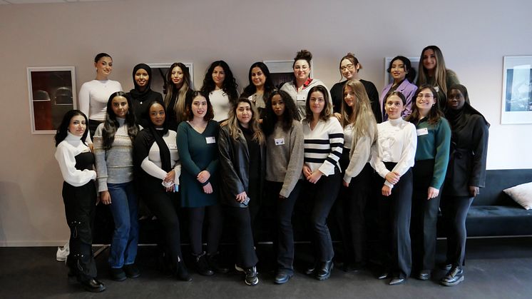 20 unga kvinnor med migrationsbakgrund har i hård konkurrens tagits ut för att gå Kvinna till Kvinnas ledarskapsutbildning. Foto: Ida Svartveden.
