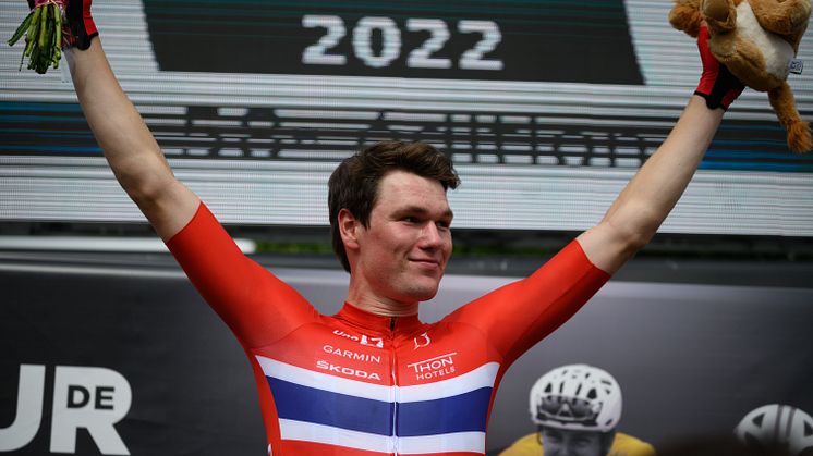 Tour de l'Avenir 2022 - etappe 1 Søren på pall nasjonsdrakt