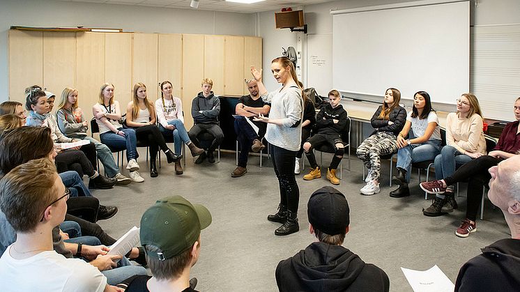 Operasångaren Frida Engström, som står bakom idé, manus och regi, tillsammans med elever vid en provläsning av manuset till "Me too,  Figaro". Foto: Tilo Stengel