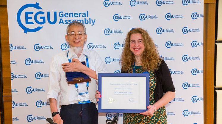 Pristagaren av Julius Bartels medalj 2019, Masatoshi Yamauchi, tillsammans med Olga Malandraki, biträdande president för divisionen solär-terrester fysik inom European Geoscience Union. Kredit: EGU/Foto Pfluegl (Bild för nedladdning nedan)