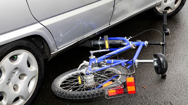 Immer wieder passieren schwere Abbiegeunfälle zwischen Radfahrern, Bussen, Lkw und Pkw. Sehr häufig ist der sogenannte „tote Winkel“ Schuld.   Foto: SIGNAL IDUNA