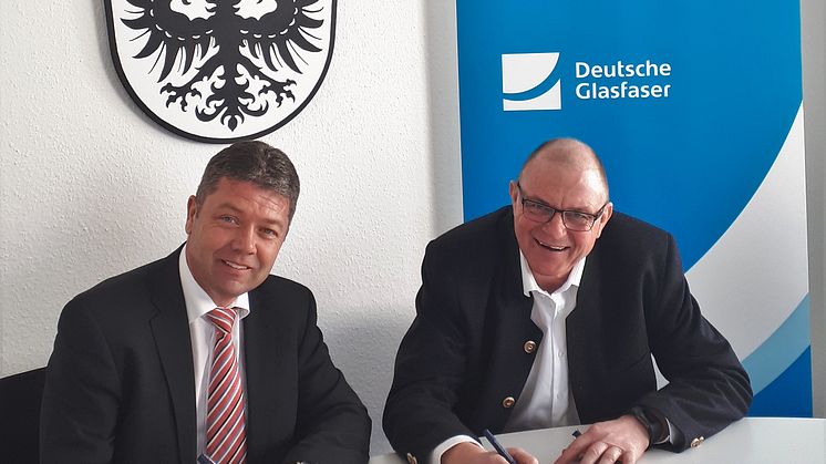 Bürgermeister Peter Felbermeier (links) und Peter Reisinger, Regionalleiter Bayern von Deutsche Glasfaser, unterzeichnen Kooperationsvereinbarung für geförderten Glasfaserausbau