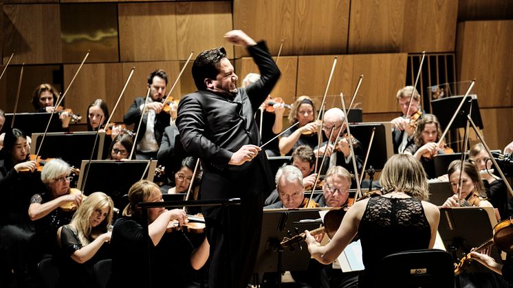 Malmö SymfoniOrkester och chefsdirigent Robert Trevino under framförandet av Stravinskijs "Våroffer". Foto: Håkan Röjder 
