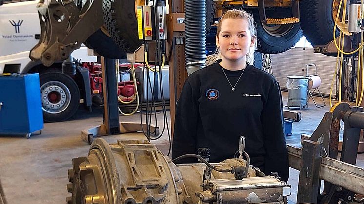 Amanda Almkvist, elev på Ystad Gymnasium, en av framtidens blivande lastbilsmekaniker 
