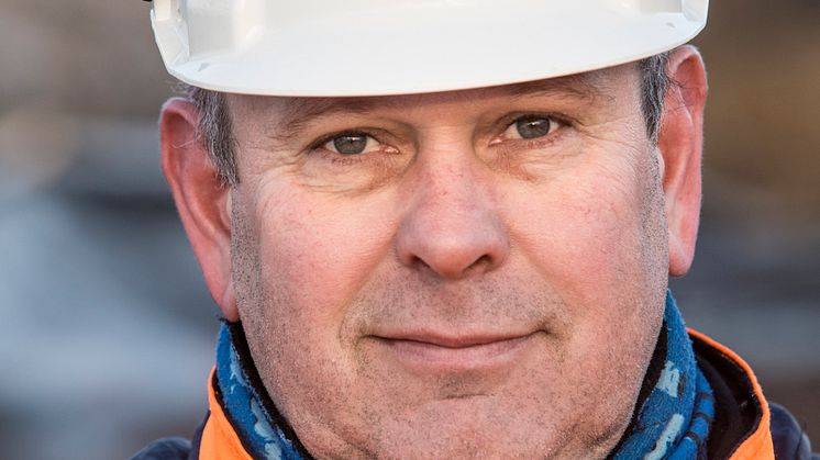 Petter Skår Johansen er anleggsleder på gang- og sykkelveien. – Mye lettklinker er brukt for å erstatte dårlige masser i grunnen, forteller han.