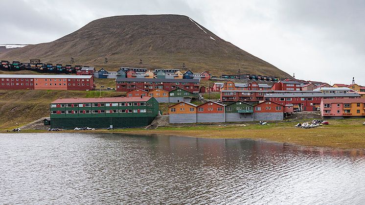 De ca 2400 innbyggerne i Longyearbyen slipper hvert år ut like mange mikrofibre i havet som de 1,3 millionene som bor i storbyen Vancouver, Canada. Illustrasjonsbilde: Colourbox