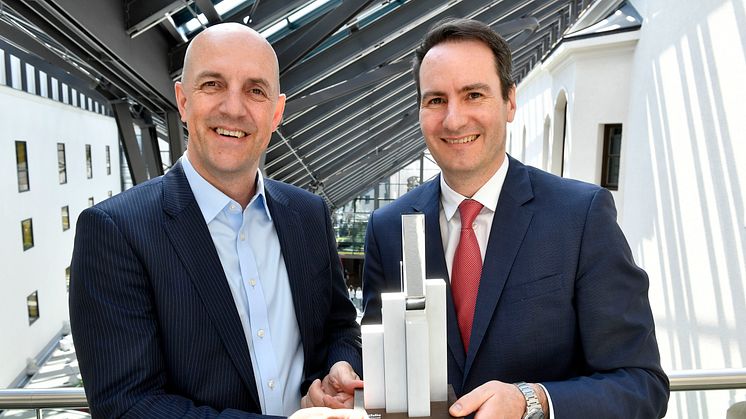 Stefan Hattenkofer (links), Vorstandsmitglied der Stadtsparkasse München, und Markus Putz, Direktor Treasury sowie Unternehmens-, Firmenkunden und Bauträger, freuen sich über die Auszeichnung.