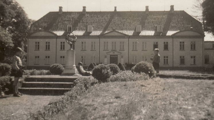 Foto: Schüler des Internats Louisenlund verbringen ihre Pause an der Sonnenuhr (um 1950) – Archiv der Stiftung Louisenlund