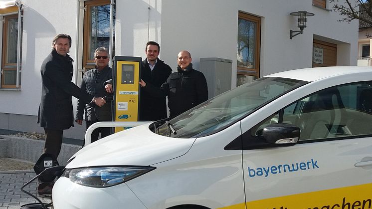 Wir machen Bayern e-mobil: Obertraublings Bürgermeister Rudolf Graß, Albert Bortenhauser vom Bauamt und Florian Goß und Daniel Pangerl vom Bayernwerk (v.l.) nehmen die neue Ladesäule in Betrieb.