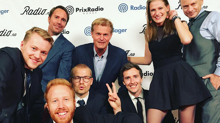 GLADE PRISVINNERE FRA P4: En fornøyd gjeng etter blant annet å ha fått prisen for Årets Radiokanal, Årets Morgenflate og Årets Musikkanal. FOTO: Pernille Thorbjørnsen.