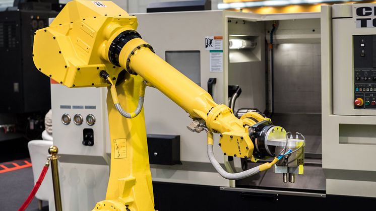 Industrial robots can also be retrofitted in current machinery. A robot can take charge of placement and workpiece handling for automated production with CNC machines. (© Alexander Tolstykh / Shutterstock.com).