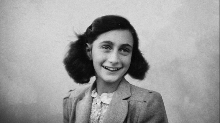 Anne Frank. Under andra världskriget flyttade hon som 13-åring tillsammans med sin familj till ett gömställe i Amsterdam. Sedan förråddes familjen. Anne dog i koncentrationsläger 16 år gammal..