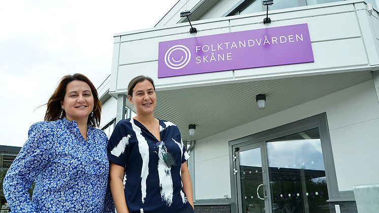 Klinikchef Tatjana Jankovic tillsammans med kliniksamordnare Dajana Nesic utanför Folktandvården Skånes nya klinik i Landskrona.