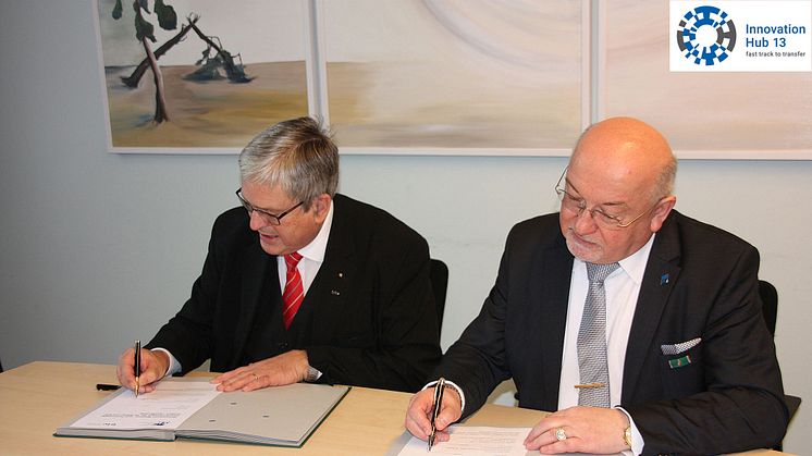 TH-Präsident Prof. Dr. László Ungvári (r.) und BTU-Präsident Prof. Dr. -Ing. Jörg Steinbach unterzeichneten im Februar 2017 eine Vereinbarung zur gemeinsamen "Forschungsachse A13".