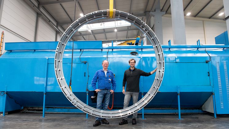 Feinwerkmechanikpreis: Peter und Daniel Blank haben mit der Präzisionsbearbeitung dieses 3,20 Meter großen Lagerrings die Leistungsfähigkeit ihres mittelständischen Betriebs unter Beweis gestellt.
