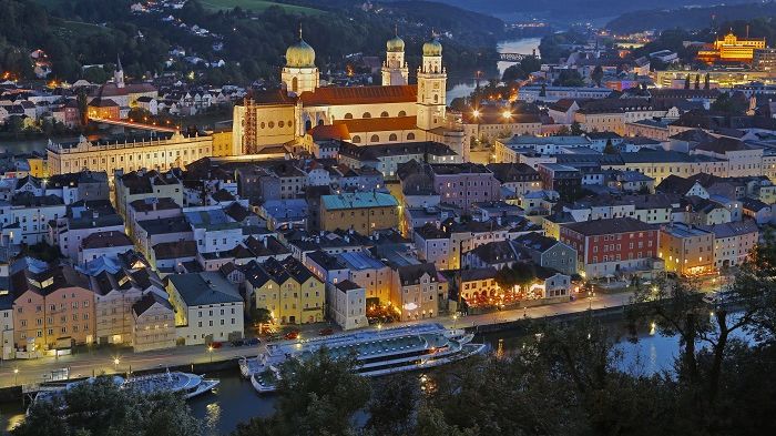 Passau_Donau_und_Altstadt_mit_Dom_St._Stephan,_abends
